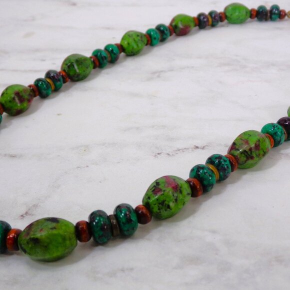 Green agate stone bead necklace with brown wood beads and small metal beads - Picture 11 of 15